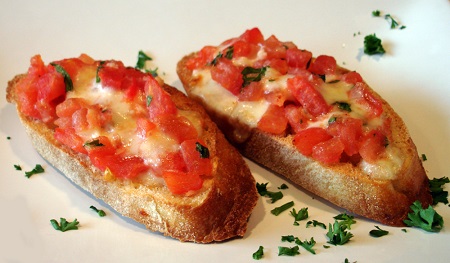 Bruschetta met tomaat en mozzarella